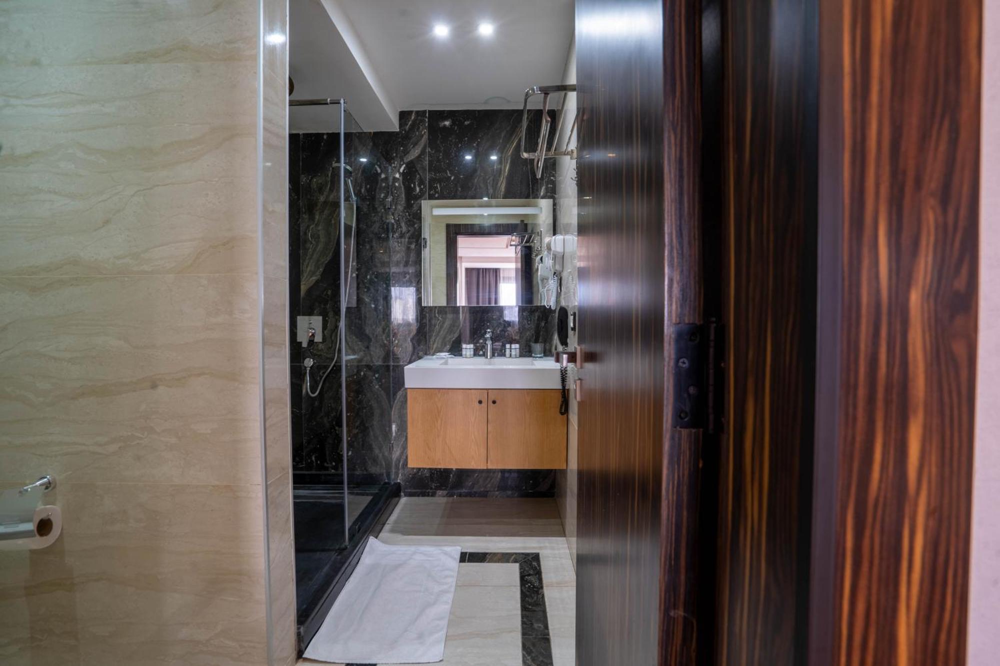 Razane Hotel Кенітра Екстер'єр фото